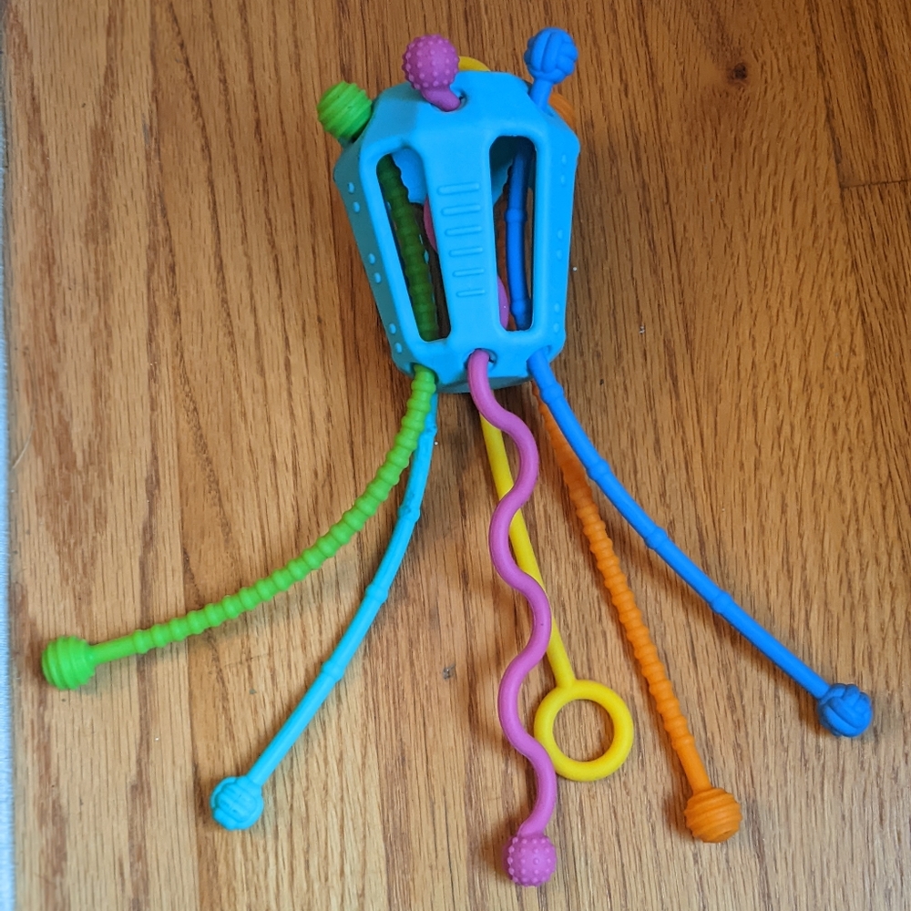 Möbi | Zippee sensory exploration activity toy